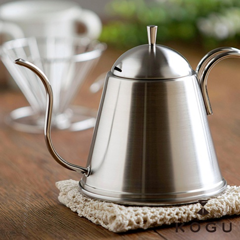 日製18-8不鏽鋼極細口咖啡手沖壺，銀色，700ml容量，壺身呈圓錐狀，配有細長彎曲的壺嘴和弧形提把，頂部有鍋蓋，置於白色編織杯墊上。