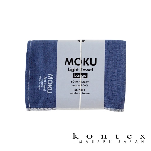 MOKU Light Towel Large 浴巾，深藍色，100% 純棉，尺寸 60x120cm，日本製造，以白色紙帶綑綁。
