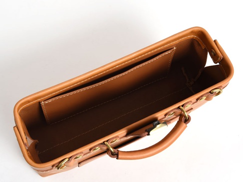 職人手作皮革橫長形杜勒斯單肩包，經典棕色，設有頂部提把、金屬鎖扣及側邊肩帶掛環。包內有隔層，展現精緻車縫工藝。