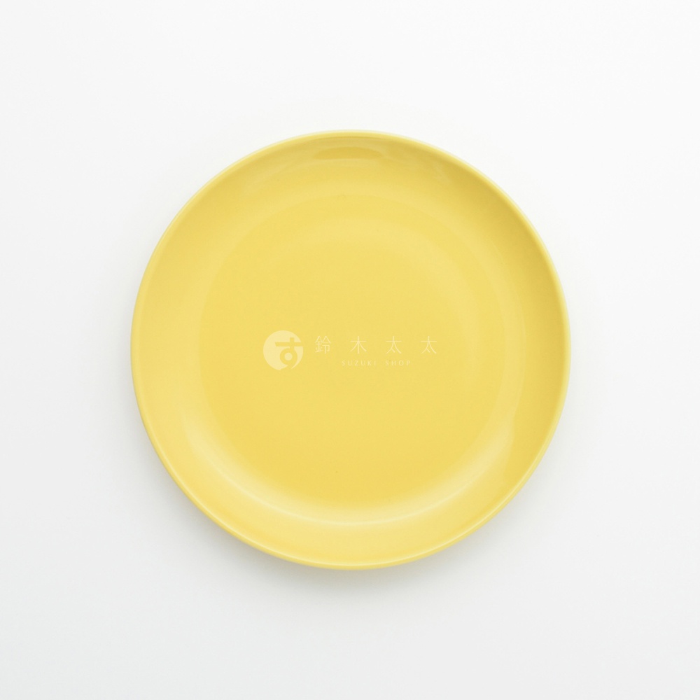 波佐見燒 Common 陶瓷料理盤，18公分，亮黃色，圓形，具有簡潔的設計，盤底中央有品牌標誌。