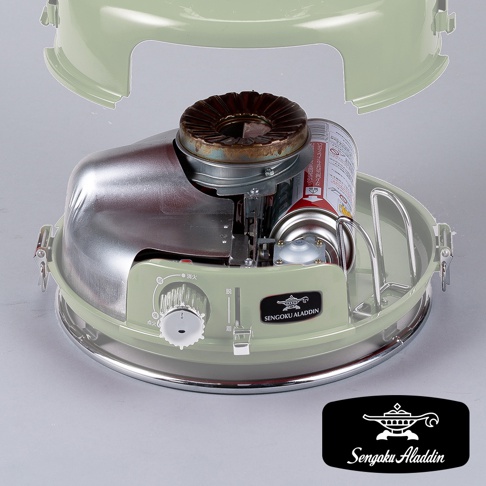 淺綠色卡式瓦斯暖爐，配備銀色金屬燃燒器和瓦斯罐，側面有火力調節旋鈕與「Sengoku Aladdin」品牌標誌。