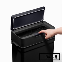 黑色抗菌按壓式垃圾桶，桶蓋開啟，展示內部有垃圾袋，手正按下開啟按鈕。