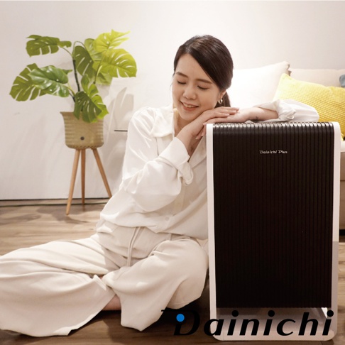 HYBRID混合式空氣清淨機，白色邊框搭配深色條紋面板，頂部印有「Dainichi Plus」字樣，機身底部有「Dainichi」品牌標誌。