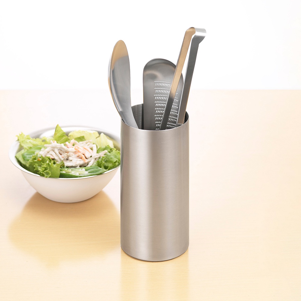 日製不鏽鋼筷桶，內含湯勺、刨絲器和夾子，桶身為圓柱形，表面光滑。