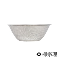 一個圓形的不鏽鋼瀝水盆，直徑 23 公分，盆體由細密的網孔構成，邊緣有加固的圓環。