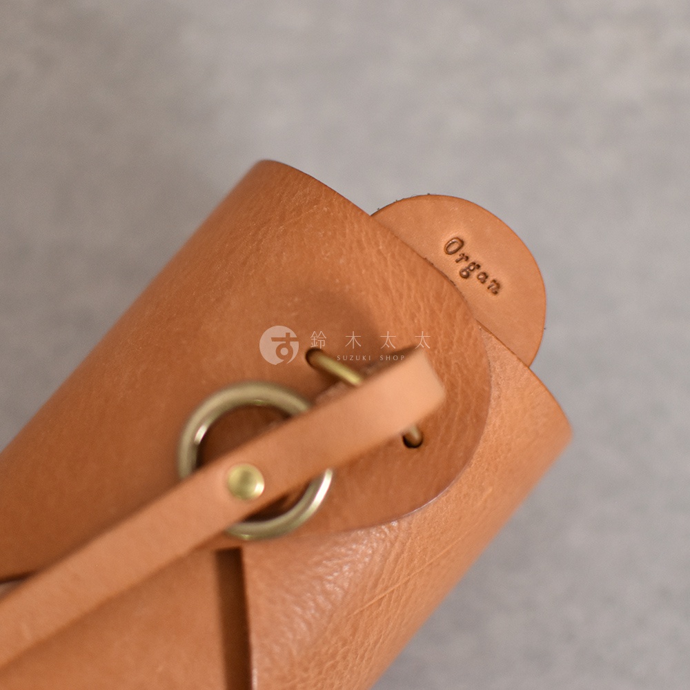 職人手作皮革Organ水壺套，淺棕色皮革，帶有金屬釦環與繫繩，皮革表面壓印有「Organ」品牌標誌。