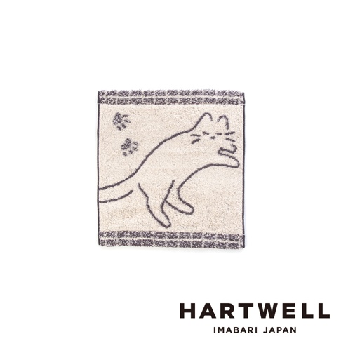 這是一條來自日本今治的 Hartwell 品牌手帕，米白色方巾中央繡有一隻線條簡約、姿勢慵懶的灰色貓咪，並配有兩個小巧的深灰色貓掌印記，手帕的上下兩端則飾有深灰色棋盤格紋織紋，展現簡約優雅的日式風格。