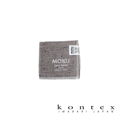 MOKU 超速乾輕薄吸水小方巾，灰色織紋，印有「MOKU」字樣，尺寸 28x28cm，材質為 100% 純棉。