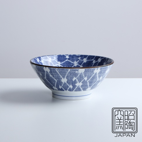 藍染菱紋拉麵碗，藍白相間的菱形網格紋路，碗緣帶有褐色線條，陶瓷材質，造型簡約。