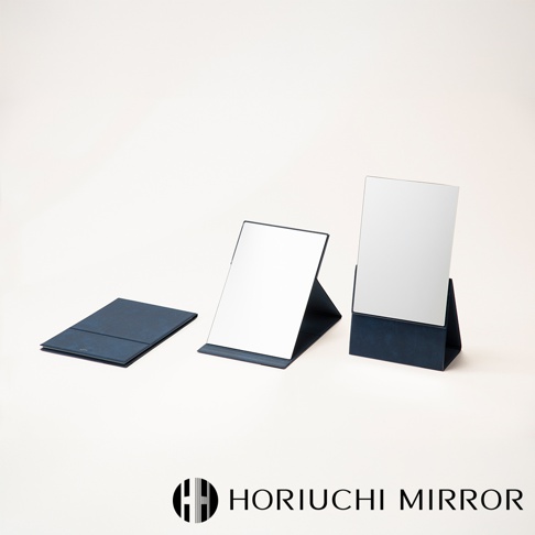 NAPURE 桌上型2Way折疊化妝鏡，展示兩款深藍色鏡子，一款平放，兩款立於桌上，鏡面為銀色。