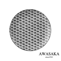 一個圓形陶瓷盤，表面飾有黑白相間的日式海浪紋理。