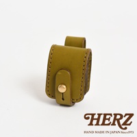 橄欖綠皮革製成的腰間小物收納包，採用原子釦開合，可掛於腰帶上，質感扎實，手工縫線精緻。