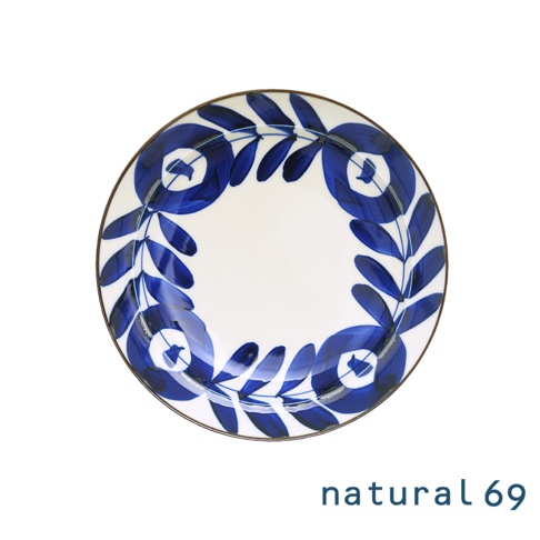 一個六吋圓盤，盤面為白色，周圍繪有藍色花葉紋飾，邊緣有細窄的金屬色邊框。