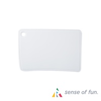 白色圓角矩形矽膠砧板，帶有一個用於懸掛的圓孔，材質為矽膠。