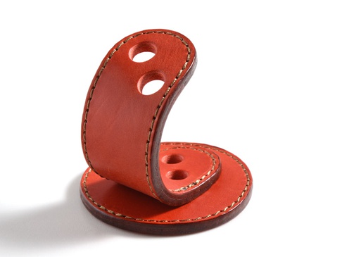 職人手作皮革兩入用筆架，橘紅色皮革，手工縫線，有兩個圓形筆孔。