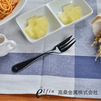 一支日製黑色琺瑯水果甜點叉，有三叉，叉柄末端有圓孔，置於藍白格紋布上。