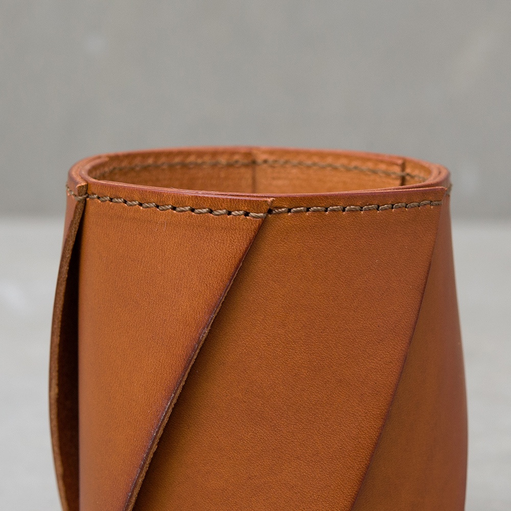職人手作皮革Organ六角收納筆筒，採用棕褐色皮革製成，表面有明顯的縫線細節，設計簡約實用。