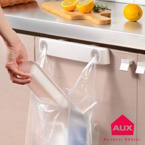 白色兩用收納袋架，附有兩個掛鉤，可懸掛塑膠袋，方便收納。