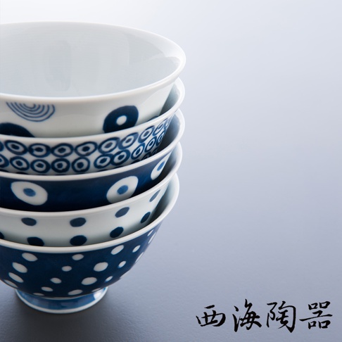 一疊五個日本製波佐見燒陶瓷飯碗，碗身繪有不同藍色丸紋、圓圈及波點圖案，碗內為白色。