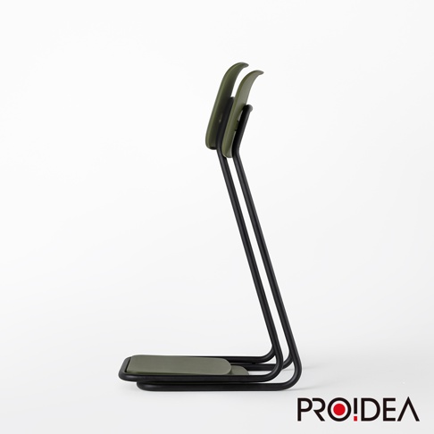 STAN CHAIR 人體工學站立椅，黑色金屬框架搭配軍綠色座墊與靠墊，簡約流線造型。