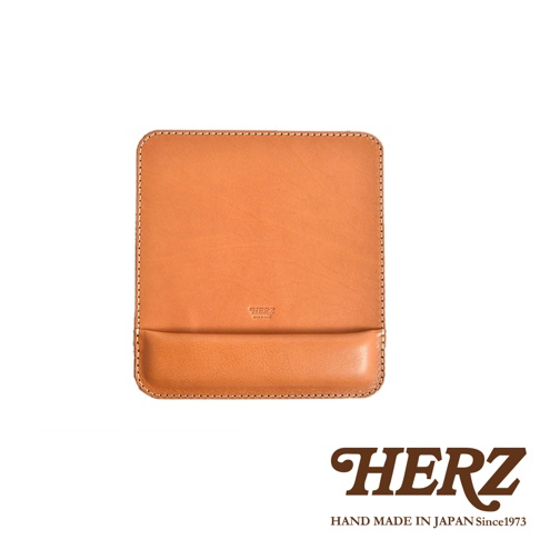 職人手作皮革滑鼠墊 KZ-2，採用天然皮革製作，呈現溫潤的棕褐色調，帶有精緻的縫線細節，前方有一條皮革支撐腕部。