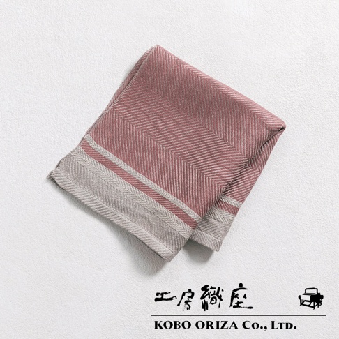 純亞麻斜紋萬用廚房拭巾，呈磚紅色，帶有米白色和淺灰色的細條紋與人字紋編織。