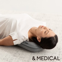 一位女性仰躺在灰色布質按摩指壓枕上，枕頭位於其肩頸下方，枕頭表面有拉鍊。