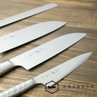 銀色不鏽鋼三德刀，刀身上印有品牌標誌和文字。其中一把刀的刀柄有菱形紋路。