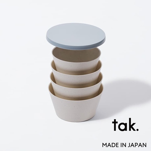 FIT DISH 安全防摔餐碗四入組，由淺米色帶有細微顆粒的材質製成，碗身呈現錐形，堆疊整齊，上方覆蓋一個淺藍色圓形碗蓋。