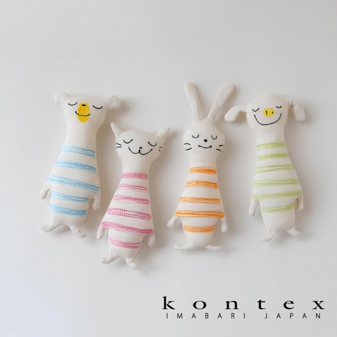 四款白色布製嬰兒抓握玩偶，分別為小熊、小貓、小兔和小豬造型，皆有簡約的表情刺繡。玩偶身體飾有藍色、粉紅色、橘色及綠色條紋。