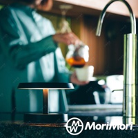 LED T-Light LOUNGE 工型造型燈，黑色金屬材質，簡約設計，底座為圓形，燈罩為方形，散發柔和暖黃光。