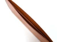 職人手作皮革紙鈔專用收納夾 (WL-91) 展現了皮革的自然紋理與焦糖棕色調，設計簡潔，內部有夾層，適合收納紙鈔。