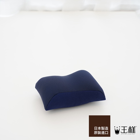 深藍色滑鼠護腕枕，布面材質，符合人體工學的弧形設計，用於支撐手腕，減輕壓力。