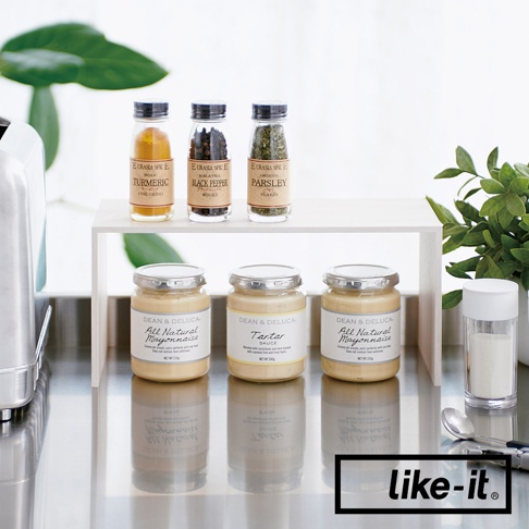 木紋雙層整理架上擺放著三罐調味料（薑黃粉、黑胡椒粒、香芹片）和三罐醬料（美乃滋、塔塔醬），右側有一個小玻璃罐裝有白色粉末。