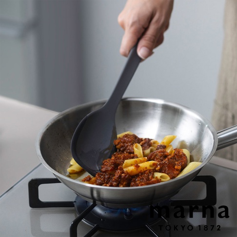 marna TOKYO 1872 品牌 logo，左側為烹飪中，正在用黑色調理匙盛取鍋中的義大利麵。
