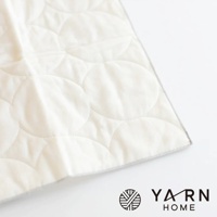 米白色脫脂棉混紗廚房拭巾，表面有圓形縫線紋路，邊緣有細緻的灰色滾邊。