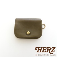 軍綠色皮革雙層錢包，配有黃銅按扣及 D 型環，展現簡約風格。