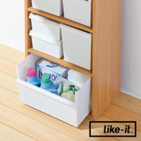 可堆疊寬型整理收納盒(低款) JTR-02，白色塑膠材質，抽屜式設計，內含洗衣精、清潔劑及噴瓶等清潔用品。