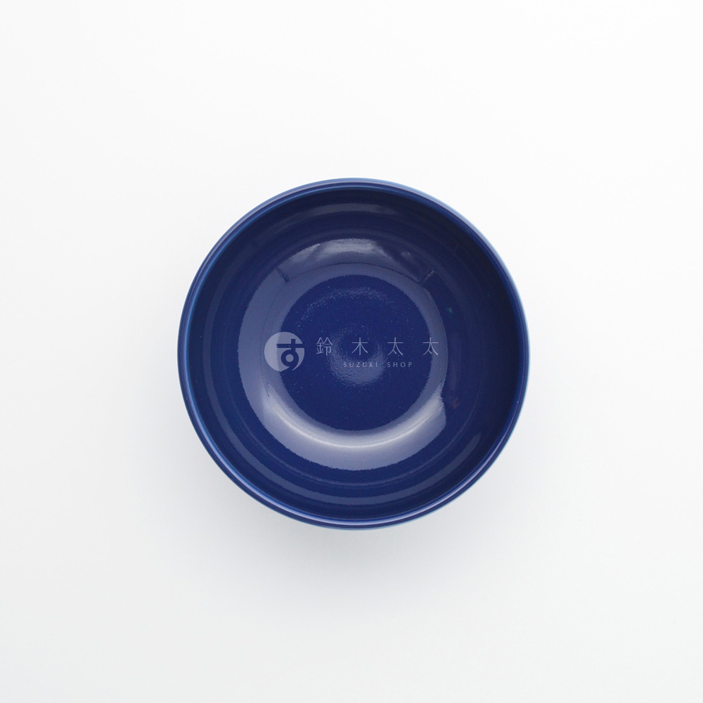 深藍色陶瓷料理深碗，直徑15公分，碗內有品牌標誌。