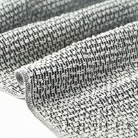 天然素材按摩洗澡巾，織紋細緻，黑白兩色交織，質地柔軟，邊緣縫線清晰。