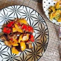 KOMON 和風淺湯盤，白色陶瓷盤身，飾有黑色幾何放射狀圖案，盤中盛有紅、黃甜椒與茄子炒肉末。