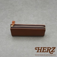 職人手作皮革Organ大容量拉鍊長夾，咖啡色皮革，設有金色拉鍊與皮革拉環，品牌HERZ字樣及HAND MADE IN JAPAN Since1973標示。