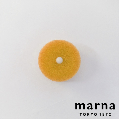 marna TOKYO 1872 品牌下的橘色圓形洗碗海綿，中心有一顆白色小點。