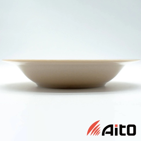 Anyware 美濃燒葉紋復古溫潤主食深盤，L 尺寸，淺棕色，陶瓷材質，圓形深盤設計，外緣帶有細緻的葉紋飾樣。