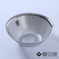 一個銀色圓形不鏽鋼瀝水盆，盆身佈滿細小的圓孔，邊緣光滑，盆內有品牌標誌。