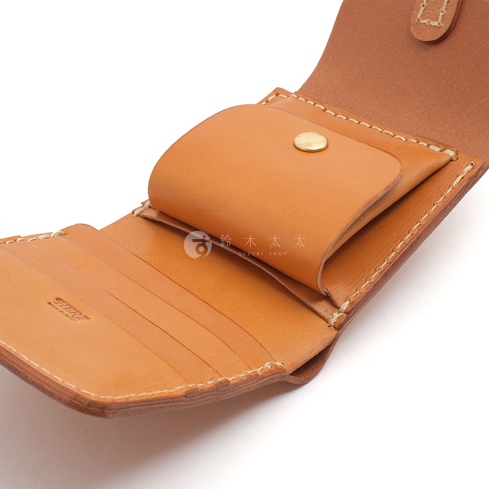 職人手作皮革原子釦型二折式短夾，採用淺棕色皮革材質，內部有數個卡槽及零錢袋，以白色縫線車邊，經典耐用。