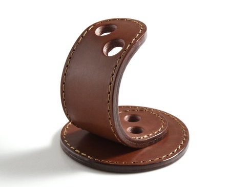 職人手作皮革兩入用筆架，深棕色皮革製成，縫線精緻，有兩個筆孔，造型獨特，簡潔實用。