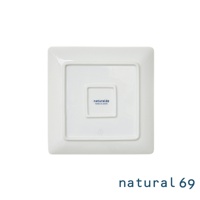 白色陶瓷方形餐盤，底部中央有方形凹槽，印有「natural69 MADE IN JAPAN」字樣。