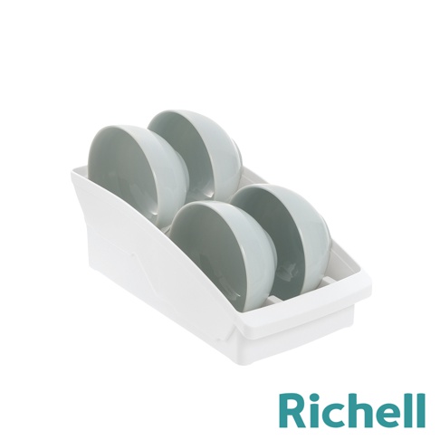 白色的櫥櫃式餐碗收納架，內有四個淺綠色的碗，架子右下角有Richell的品牌標誌