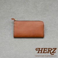 一個棕色皮革拉鍊長夾，正面平整，頂部有拉鍊開合，旁邊有品牌標誌。